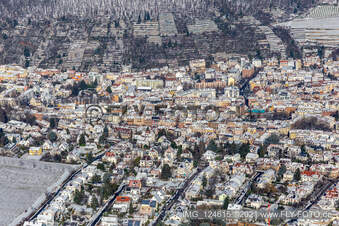 Vue aérienne de Vue aérienne hivernale dans la neige de la Klausengasse à Neustadt an der Weinstraße dans le département Rhénanie-Palatinat, Allemagne