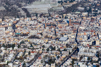Vue aérienne de Vue aérienne hivernale sous la neige avec l'église paroissiale catholique Sainte-Marie et l'église collégiale protestante à Neustadt an der Weinstraße dans le département Rhénanie-Palatinat, Allemagne