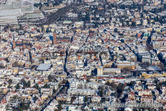 Vue aérienne de Vue aérienne hivernale de la rue principale sous la neige à Neustadt an der Weinstraße dans le département Rhénanie-Palatinat, Allemagne