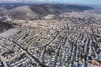 Vue aérienne de Vue aérienne d'hiver sous la neige à Neustadt an der Weinstraße dans le département Rhénanie-Palatinat, Allemagne