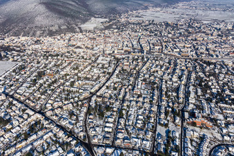 Vue aérienne de Vue aérienne d'hiver sous la neige à Neustadt an der Weinstraße dans le département Rhénanie-Palatinat, Allemagne