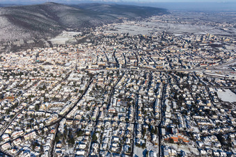 Vue aérienne de Vue aérienne d'hiver sous la neige à Neustadt an der Weinstraße dans le département Rhénanie-Palatinat, Allemagne