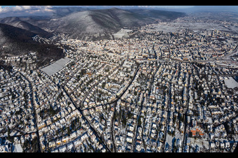 Vue aérienne de Vue aérienne d'hiver sous la neige à Neustadt an der Weinstraße dans le département Rhénanie-Palatinat, Allemagne