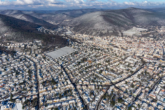 Vue aérienne de Vue aérienne d'hiver sous la neige à Neustadt an der Weinstraße dans le département Rhénanie-Palatinat, Allemagne