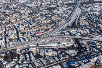 Vue aérienne de Vue aérienne hivernale dans la neige du Gleisdreieck à Neustadt an der Weinstraße dans le département Rhénanie-Palatinat, Allemagne