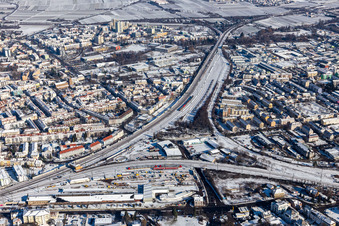 Vue aérienne de Vue aérienne hivernale dans la neige du Gleisdreieck à Neustadt an der Weinstraße dans le département Rhénanie-Palatinat, Allemagne