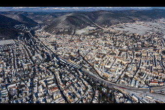 Vue aérienne de Vue aérienne d'hiver sous la neige à Neustadt an der Weinstraße dans le département Rhénanie-Palatinat, Allemagne
