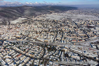 Vue aérienne de Vue aérienne d'hiver sous la neige à Neustadt an der Weinstraße dans le département Rhénanie-Palatinat, Allemagne