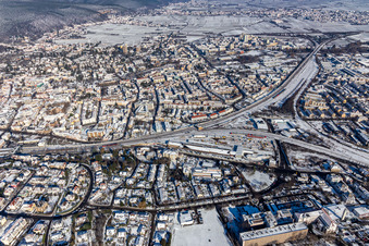 Vue aérienne de Vue aérienne hivernale dans la neige du Gleisdreieck à Neustadt an der Weinstraße dans le département Rhénanie-Palatinat, Allemagne