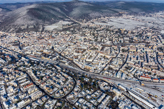 Vue aérienne de Vue aérienne d'hiver sous la neige à Neustadt an der Weinstraße dans le département Rhénanie-Palatinat, Allemagne