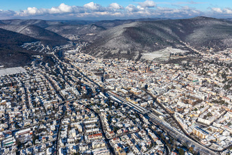 Vue aérienne de Vue aérienne d'hiver sous la neige à Neustadt an der Weinstraße dans le département Rhénanie-Palatinat, Allemagne