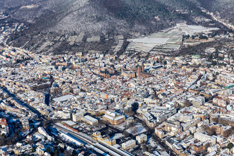 Vue aérienne de Vue aérienne hivernale sous la neige avec l'église paroissiale catholique Sainte-Marie et l'église collégiale protestante à Neustadt an der Weinstraße dans le département Rhénanie-Palatinat, Allemagne