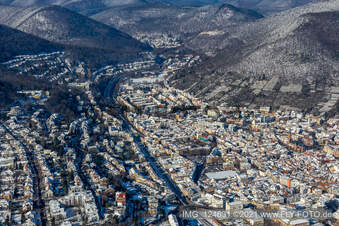 Vue aérienne de Vue aérienne hivernale dans la neige en direction de Schöntal à Neustadt an der Weinstraße dans le département Rhénanie-Palatinat, Allemagne