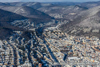 Vue aérienne de Vue aérienne hivernale dans la neige en direction de Schöntal à Neustadt an der Weinstraße dans le département Rhénanie-Palatinat, Allemagne