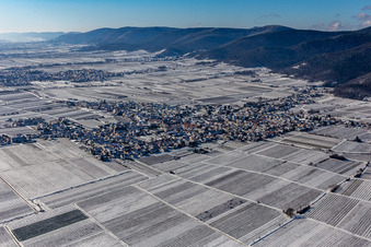 Vue aérienne de Vue aérienne d'hiver sous la neige à le quartier Diedesfeld in Neustadt an der Weinstraße dans le département Rhénanie-Palatinat, Allemagne