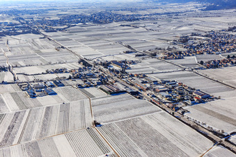 Vue aérienne de Vue aérienne hivernale de la zone industrielle de Bordmühle sous la neige à Kirrweiler dans le département Rhénanie-Palatinat, Allemagne