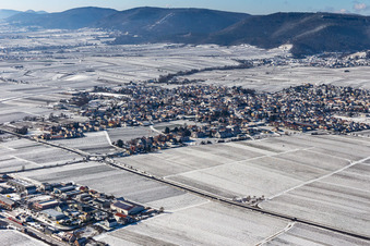 Vue aérienne de Vue aérienne d'hiver sous la neige à le quartier Alsterweiler in Maikammer dans le département Rhénanie-Palatinat, Allemagne