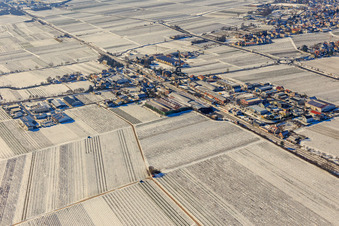 Vue aérienne de Vue aérienne hivernale de la zone industrielle de Bordmühle sous la neige à Kirrweiler dans le département Rhénanie-Palatinat, Allemagne
