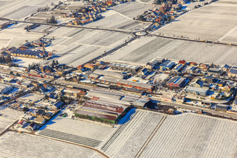 Vue aérienne de Vue aérienne hivernale de la zone industrielle de Bordmühle sous la neige à Kirrweiler dans le département Rhénanie-Palatinat, Allemagne