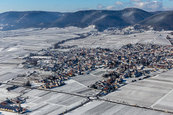 Vue aérienne de Vue aérienne d'hiver sous la neige à Maikammer dans le département Rhénanie-Palatinat, Allemagne