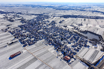 Vue aérienne de Vue aérienne d'hiver sous la neige avec étang du château à Kirrweiler dans le département Rhénanie-Palatinat, Allemagne