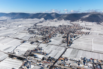 Vue aérienne de Vue aérienne d'hiver sous la neige à le quartier Alsterweiler in Maikammer dans le département Rhénanie-Palatinat, Allemagne