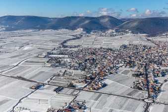Vue aérienne de Vue aérienne d'hiver sous la neige à le quartier Alsterweiler in Maikammer dans le département Rhénanie-Palatinat, Allemagne