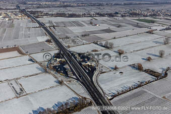 Vue aérienne de Photographie aérienne d'hiver dans la neige de la station-service de l'autoroute Pfälzer Weinstraße à Edesheim dans le département Rhénanie-Palatinat, Allemagne