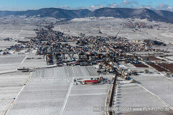 Vue aérienne de Vue aérienne d'hiver sous la neige à Edesheim dans le département Rhénanie-Palatinat, Allemagne