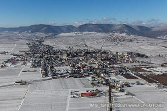 Vue aérienne de Vue aérienne d'hiver sous la neige à Edesheim dans le département Rhénanie-Palatinat, Allemagne