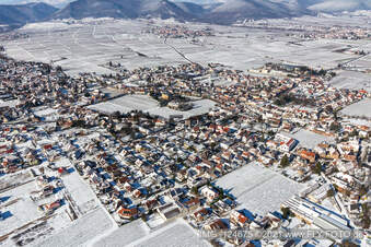 Vue aérienne de Vue aérienne d'hiver sous la neige à Edesheim dans le département Rhénanie-Palatinat, Allemagne