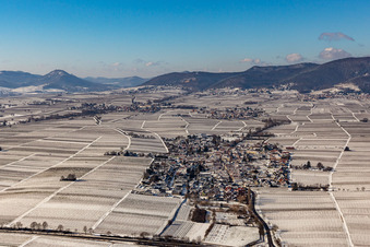 Vue aérienne de Champs agricoles et terres agricoles enneigés en hiver à Roschbach dans le département Rhénanie-Palatinat, Allemagne