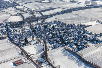 Vue aérienne de Vue aérienne d'hiver sous la neige à Knöringen dans le département Rhénanie-Palatinat, Allemagne