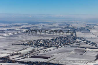 Vue aérienne de Vue aérienne d'hiver sous la neige à Essingen dans le département Rhénanie-Palatinat, Allemagne
