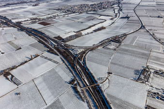 Vue aérienne de Vue aérienne hivernale sous la neige, sortie d'autoroute Landau Nord à le quartier Dammheim in Landau in der Pfalz dans le département Rhénanie-Palatinat, Allemagne