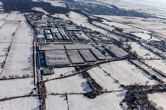 Vue aérienne de Vue aérienne hivernale dans la neige de l'usine de pneus Michelin à Landau in der Pfalz dans le département Rhénanie-Palatinat, Allemagne