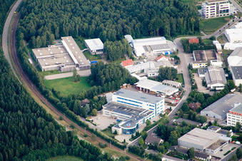 Vue aérienne de Ittersbach, zone industrielle, Herrmann Ultraschalltechnik GmbH à le quartier Im Stockmädle in Karlsbad dans le département Bade-Wurtemberg, Allemagne