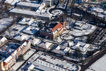 Vue aérienne de Maison d'enfants et maison de jeunes Jugendwerk St. Josef recouverte de neige en hiver à le quartier Queichheim in Landau in der Pfalz dans le département Rhénanie-Palatinat, Allemagne