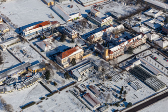 Vue aérienne de Maison d'enfants et maison de jeunes Jugendwerk St. Josef recouverte de neige en hiver à le quartier Queichheim in Landau in der Pfalz dans le département Rhénanie-Palatinat, Allemagne