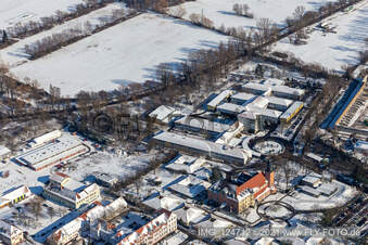 Vue aérienne de Vue aérienne d'hiver dans la neige du Jugendwerk St. Josef et du Caritas Förderzentrum Laurentius und Paulus à le quartier Queichheim in Landau in der Pfalz dans le département Rhénanie-Palatinat, Allemagne
