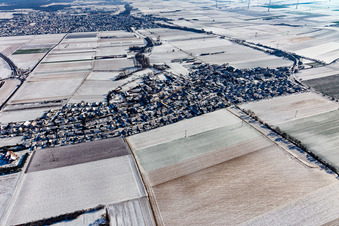 Vue aérienne de Vue aérienne d'hiver sous la neige à le quartier Mörlheim in Landau in der Pfalz dans le département Rhénanie-Palatinat, Allemagne