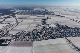 Vue aérienne de Vue aérienne d'hiver sous la neige à le quartier Mörlheim in Landau in der Pfalz dans le département Rhénanie-Palatinat, Allemagne