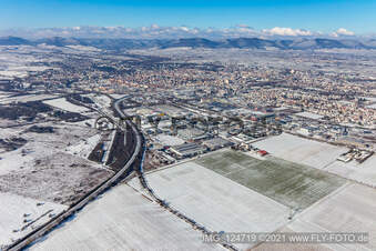 Vue aérienne de Vue aérienne d'hiver sous la neige à le quartier Queichheim in Landau in der Pfalz dans le département Rhénanie-Palatinat, Allemagne