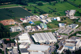 Vue d'oiseau de Ittersbach, zone industrielle à le quartier Im Stockmädle in Karlsbad dans le département Bade-Wurtemberg, Allemagne