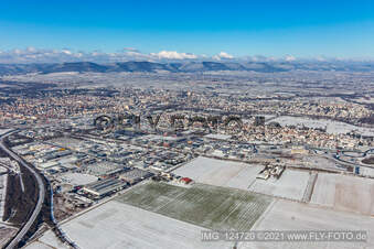 Vue aérienne de Vue aérienne d'hiver sous la neige à le quartier Queichheim in Landau in der Pfalz dans le département Rhénanie-Palatinat, Allemagne