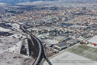 Vue aérienne de Vue aérienne d'hiver sous la neige à le quartier Queichheim in Landau in der Pfalz dans le département Rhénanie-Palatinat, Allemagne