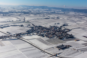 Vue aérienne de Vue aérienne d'hiver sous la neige à Impflingen dans le département Rhénanie-Palatinat, Allemagne