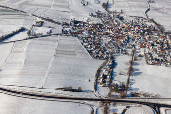 Vue aérienne de Vue aérienne d'hiver sous la neige à Impflingen dans le département Rhénanie-Palatinat, Allemagne