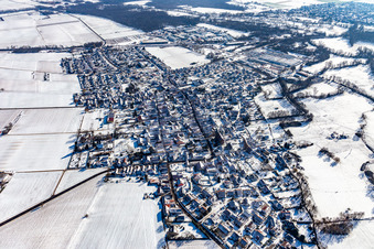 Vue aérienne de Vue aérienne d'hiver sous la neige à Rohrbach dans le département Rhénanie-Palatinat, Allemagne