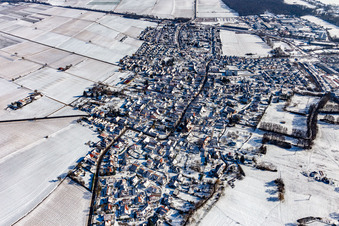 Vue aérienne de Vue aérienne d'hiver sous la neige à Rohrbach dans le département Rhénanie-Palatinat, Allemagne